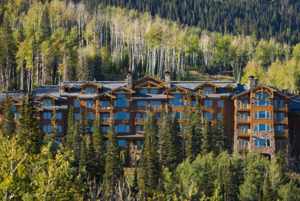 Grand Lodge Hotel & Resort in Utah surrounded by trees & mountains